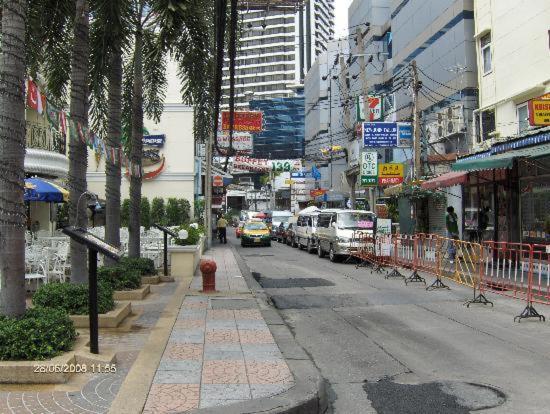 Dazzle Residence Bangkok Buitenkant foto