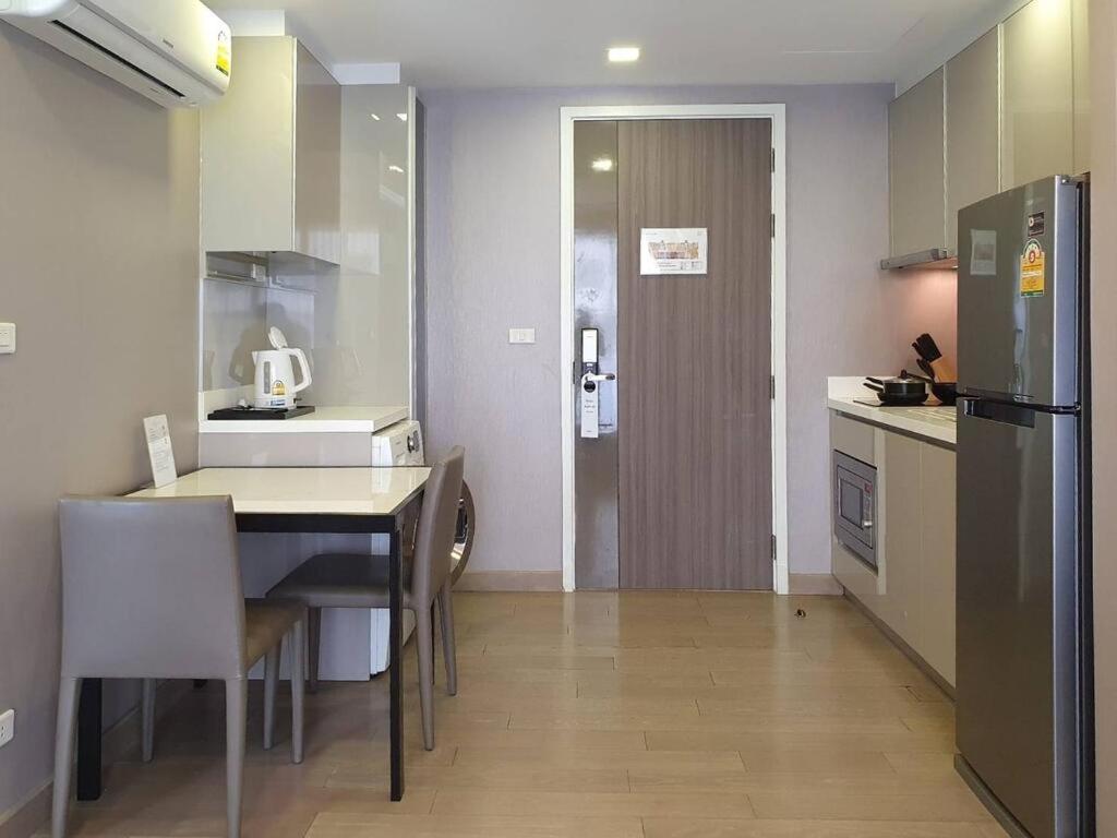 Dazzle Residence Bangkok Buitenkant foto